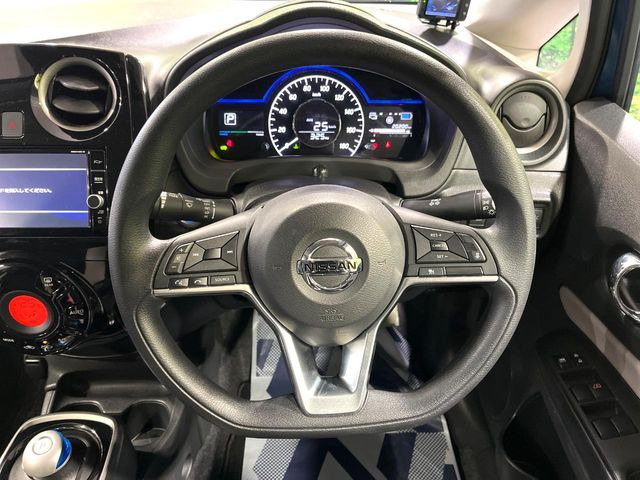 �C���e���A�ɍ��킹���f�U�C���̃X�e�A�����O�́A�^�]�������̂��Ƃ��l���A�^�]���₷���`��A�傫���ł��B�����x�A���ۂɐG���Ă��m���߂��������B