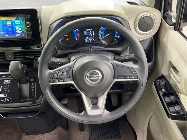�C���e���A�ɍ��킹���f�U�C���̃X�e�A�����O�́A�^�]�������̂��Ƃ��l���A�^�]���₷���`��A�傫���ł��B�����x�A���ۂɐG���Ă��m���߂��������B