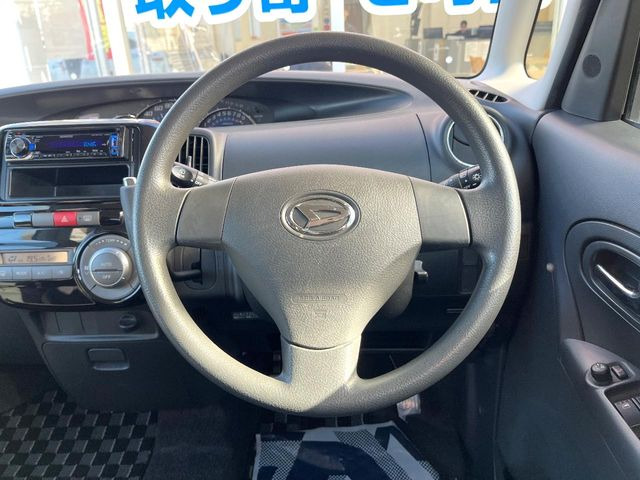 �C���e���A�ɍ��킹���f�U�C���̃X�e�A�����O�́A�^�]�������̂��Ƃ��l���A�^�]���₷���`��A�傫���ł��B�����x�A���ۂɐG���Ă��m���߂��������B