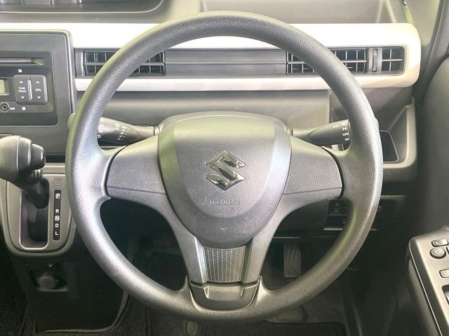 �C���e���A�ɍ��킹���f�U�C���̃X�e�A�����O�́A�^�]�������̂��Ƃ��l���A�^�]���₷���`��A�傫���ł��B�����x�A���ۂɐG���Ă��m���߂��������B