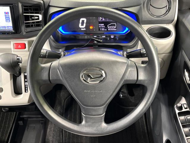 �C���e���A�ɍ��킹���f�U�C���̃X�e�A�����O�́A�^�]�������̂��Ƃ��l���A�^�]���₷���`��A�傫���ł��B�����x�A���ۂɐG���Ă��m���߂��������B