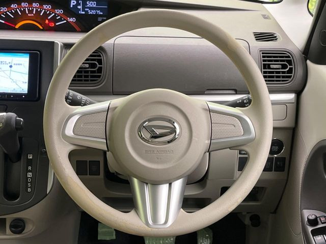 �C���e���A�ɍ��킹���f�U�C���̃X�e�A�����O�́A�^�]�������̂��Ƃ��l���A�^�]���₷���`��A�傫���ł��B�����x�A���ۂɐG���Ă��m���߂��������B