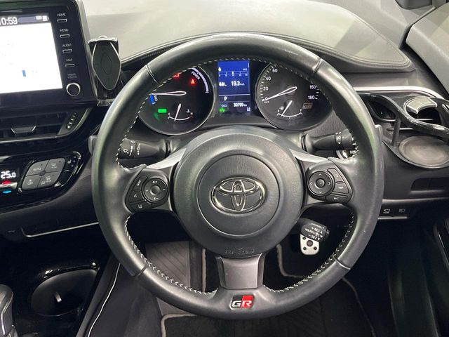 �C���e���A�ɍ��킹���f�U�C���̃X�e�A�����O�́A�^�]�������̂��Ƃ��l���A�^�]���₷���`��A�傫���ł��B�����x�A���ۂɐG���Ă��m���߂��������B