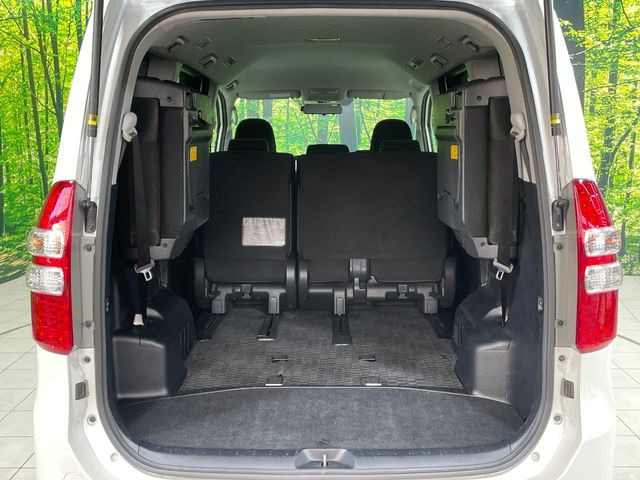 後席を格納すると、これだけの広さが!シーンに合わせたシートアレンジで、大きな荷物も積むことが出来ます♪