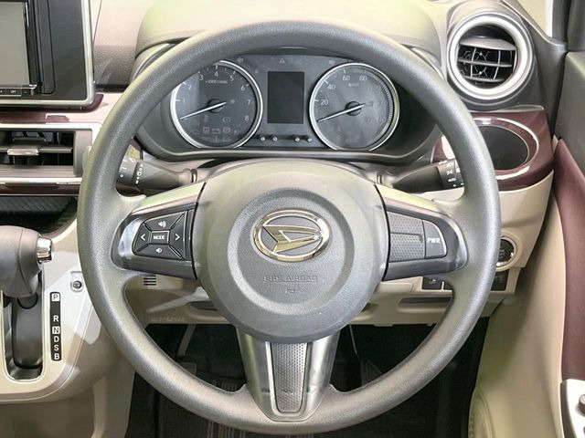 �C���e���A�ɍ��킹���f�U�C���̃X�e�A�����O�́A�^�]�������̂��Ƃ��l���A�^�]���₷���`��A�傫���ł��B�����x�A���ۂɐG���Ă��m���߂��������B
