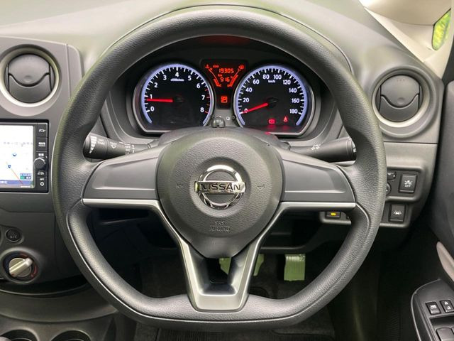 �C���e���A�ɍ��킹���f�U�C���̃X�e�A�����O�́A�^�]�������̂��Ƃ��l���A�^�]���₷���`��A�傫���ł��B�����x�A���ۂɐG���Ă��m���߂��������B