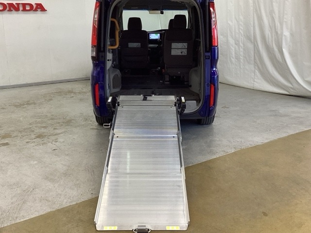 ステップワゴン1.5 G 車いす仕様車 2列目＆3列目乗車タイプ 4WD