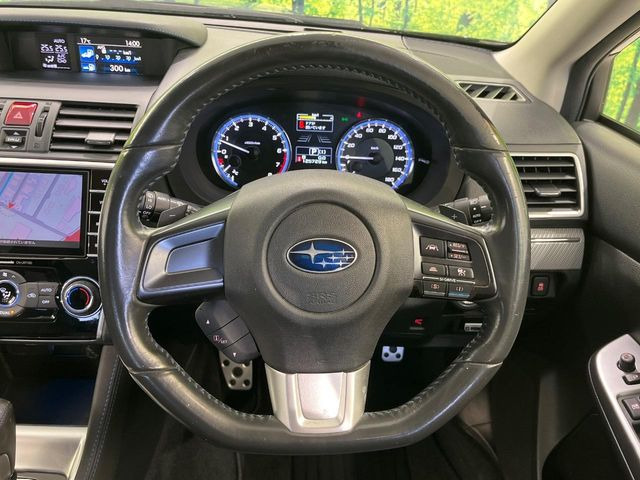 �C���e���A�ɍ��킹���f�U�C���̃X�e�A�����O�́A�^�]�������̂��Ƃ��l���A�^�]���₷���`��A�傫���ł��B�����x�A���ۂɐG���Ă��m���߂��������B