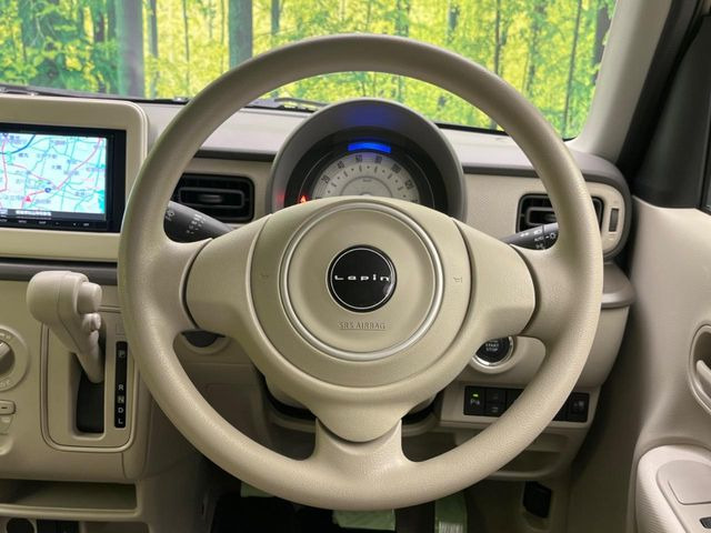 �C���e���A�ɍ��킹���f�U�C���̃X�e�A�����O�́A�^�]�������̂��Ƃ��l���A�^�]���₷���`��A�傫���ł��B�����x�A���ۂɐG���Ă��m���߂��������B
