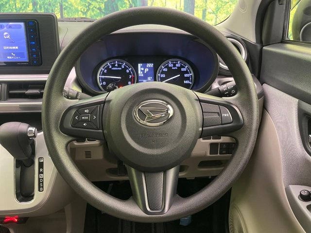 �C���e���A�ɍ��킹���f�U�C���̃X�e�A�����O�́A�^�]�������̂��Ƃ��l���A�^�]���₷���`��A�傫���ł��B�����x�A���ۂɐG���Ă��m���߂��������B