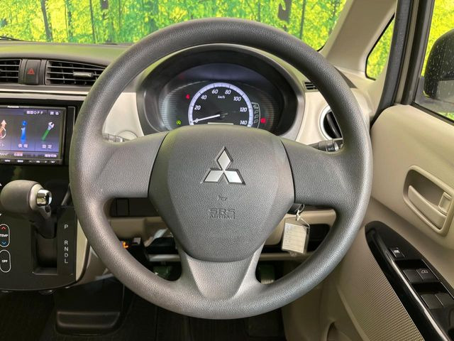 �C���e���A�ɍ��킹���f�U�C���̃X�e�A�����O�́A�^�]�������̂��Ƃ��l���A�^�]���₷���`��A�傫���ł��B�����x�A���ۂɐG���Ă��m���߂��������B