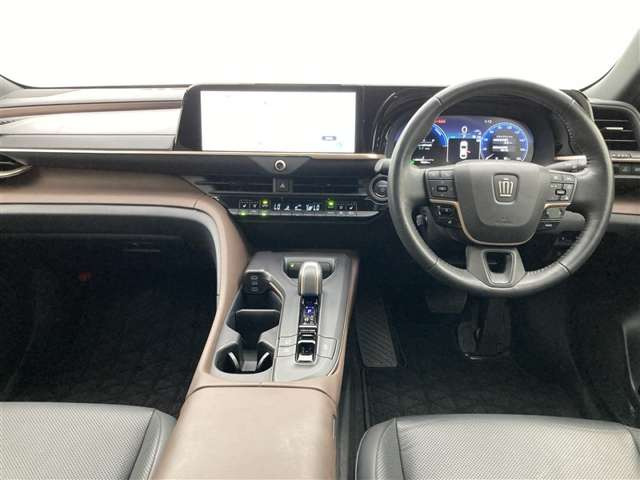 クラウンクロスオーバー2.5 G アドバンスト レザー パッケージ E-Four 4WD