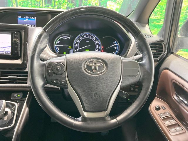 �C���e���A�ɍ��킹���f�U�C���̃X�e�A�����O�́A�^�]�������̂��Ƃ��l���A�^�]���₷���`��A�傫���ł��B�����x�A���ۂɐG���Ă��m���߂��������B