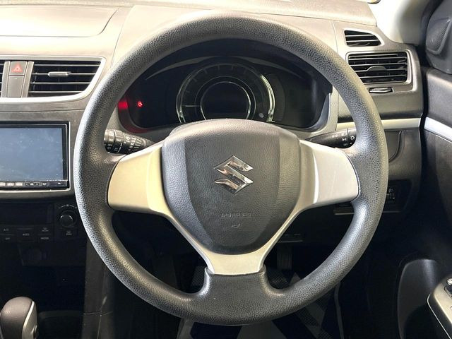 �C���e���A�ɍ��킹���f�U�C���̃X�e�A�����O�́A�^�]�������̂��Ƃ��l���A�^�]���₷���`��A�傫���ł��B�����x�A���ۂɐG���Ă��m���߂��������B