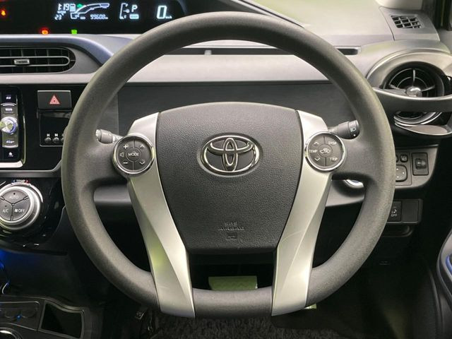�C���e���A�ɍ��킹���f�U�C���̃X�e�A�����O�́A�^�]�������̂��Ƃ��l���A�^�]���₷���`��A�傫���ł��B�����x�A���ۂɐG���Ă��m���߂��������B