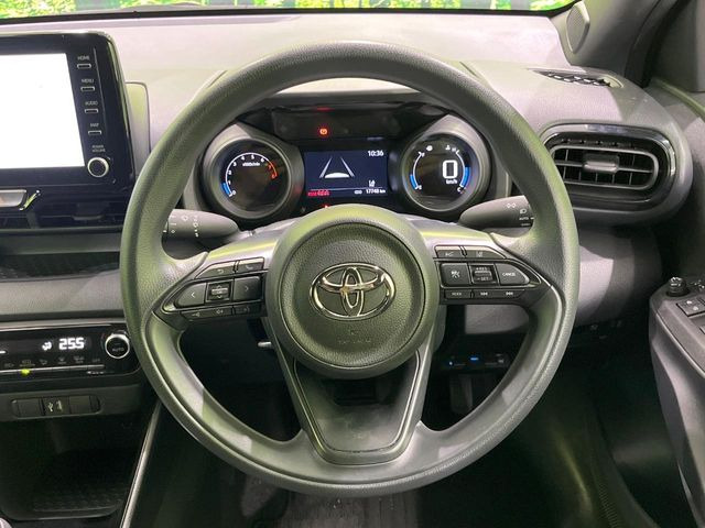 �C���e���A�ɍ��킹���f�U�C���̃X�e�A�����O�́A�^�]�������̂��Ƃ��l���A�^�]���₷���`��A�傫���ł��B�����x�A���ۂɐG���Ă��m���߂��������B