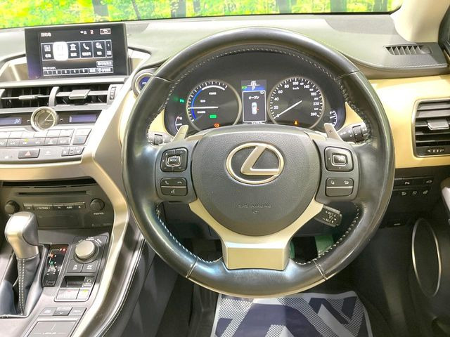 �C���e���A�ɍ��킹���f�U�C���̃X�e�A�����O�́A�^�]�������̂��Ƃ��l���A�^�]���₷���`��A�傫���ł��B�����x�A���ۂɐG���Ă��m���߂��������B