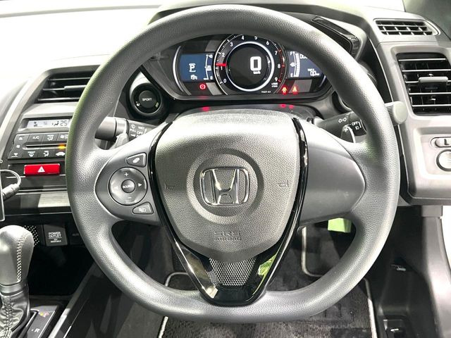 �C���e���A�ɍ��킹���f�U�C���̃X�e�A�����O�́A�^�]�������̂��Ƃ��l���A�^�]���₷���`��A�傫���ł��B�����x�A���ۂɐG���Ă��m���߂��������B