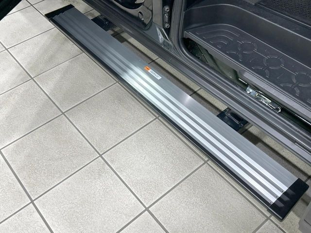 【電動サイドステップ】車高の高いお車でも、これがあれば小さいお子様の乗り降りも楽々♪スライドドアと連動して作動する為、煩わしい操作は不要です!