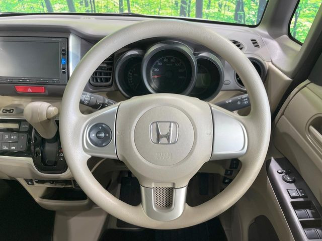 �C���e���A�ɍ��킹���f�U�C���̃X�e�A�����O�́A�^�]�������̂��Ƃ��l���A�^�]���₷���`��A�傫���ł��B�����x�A���ۂɐG���Ă��m���߂��������B