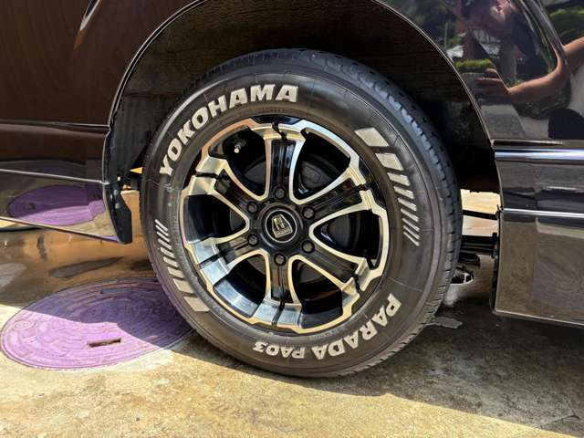 �N�����\��16�C���`AW������ �^�C���T�C�Y215/65R16 YOKOHAMA PARADA PA03 �z���C�g���^�[