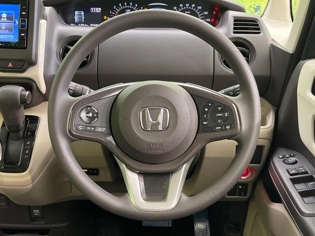 �C���e���A�ɍ��킹���f�U�C���̃X�e�A�����O�́A�^�]�������̂��Ƃ��l���A�^�]���₷���`��A�傫���ł��B�����x�A���ۂɐG���Ă��m���߂��������B