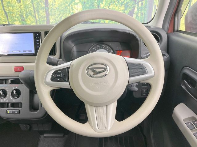 �C���e���A�ɍ��킹���f�U�C���̃X�e�A�����O�́A�^�]�������̂��Ƃ��l���A�^�]���₷���`��A�傫���ł��B�����x�A���ۂɐG���Ă��m���߂��������B