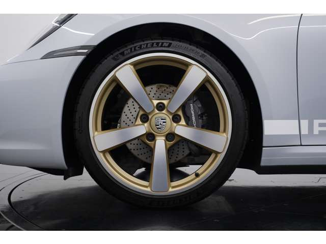 ����20/21�C���`�G�N�X�N���[�V�u�f�U�C���z�C�[���𑕒��B�T�e���I�[�����h�����{���ꂽ�󏭂Ȏd�l�ŁA��������A�C�X�O���[�̃{�f�B�J���[���������Ă鑕���ƂȂ��Ă���܂��B