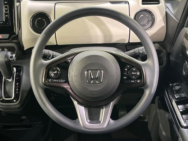 �C���e���A�ɍ��킹���f�U�C���̃X�e�A�����O�́A�^�]�������̂��Ƃ��l���A�^�]���₷���`��A�傫���ł��B�����x�A���ۂɐG���Ă��m���߂��������B