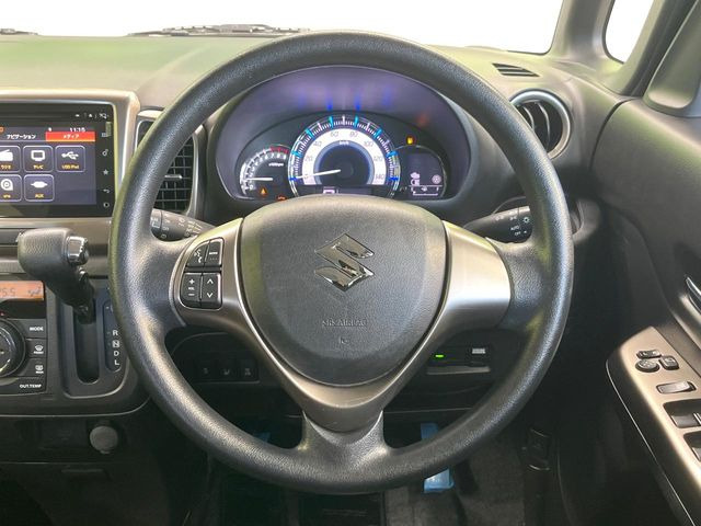 �C���e���A�ɍ��킹���f�U�C���̃X�e�A�����O�́A�^�]�������̂��Ƃ��l���A�^�]���₷���`��A�傫���ł��B�����x�A���ۂɐG���Ă��m���߂��������B