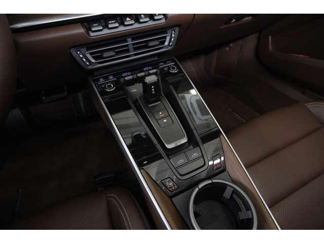 8��PDK�̃V�t�g���o�[���̗p�����Z���^�[�R���\�[���B�p���_�I�E�b�h�g�������A�N�Z���g�ƂȂ�A�|���V�F�Ȃ�ł͂̑��슴�Ə㎿�������o����d���ĂɎd�オ���Ă���܂��B