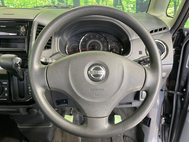 �C���e���A�ɍ��킹���f�U�C���̃X�e�A�����O�́A�^�]�������̂��Ƃ��l���A�^�]���₷���`��A�傫���ł��B�����x�A���ۂɐG���Ă��m���߂��������B