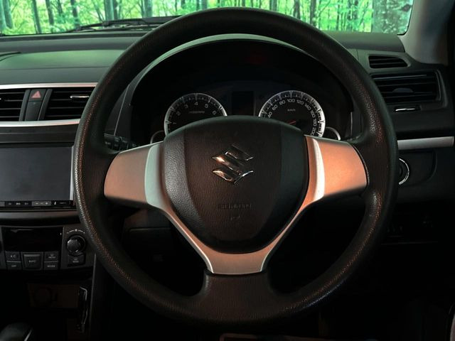 �C���e���A�ɍ��킹���f�U�C���̃X�e�A�����O�́A�^�]�������̂��Ƃ��l���A�^�]���₷���`��A�傫���ł��B�����x�A���ۂɐG���Ă��m���߂��������B