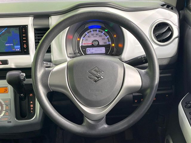 �C���e���A�ɍ��킹���f�U�C���̃X�e�A�����O�́A�^�]�������̂��Ƃ��l���A�^�]���₷���`��A�傫���ł��B�����x�A���ۂɐG���Ă��m���߂��������B