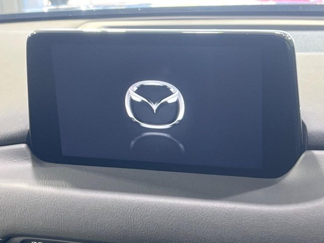 【8インチマツダコネクト】車内の雰囲気にマッチした大型のディスプレイ。スマホ接続でのナビ使用やBluetooth再生等、様々な機能が楽しめます。直感的なダイヤル操作が可能で、使い勝手も良好です。