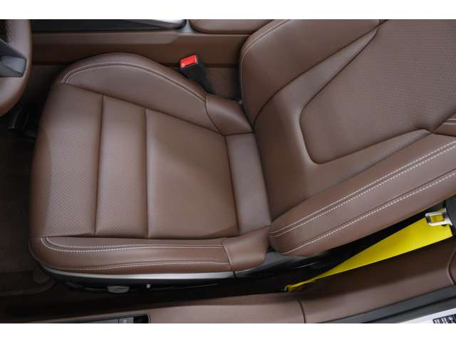 �N���u���U�[�����Ŏd���Ă�ꂽ�^�]�Ȃ܂��B�p���_�I�C���e���A�g�����ƃN�������X�e�b�`���A�N�Z���g�ƂȂ�A�|���V�F�Ȃ�ł͂̃X�|�[�e�B���㎿�ȉ^�]�����������Ă���܂��B