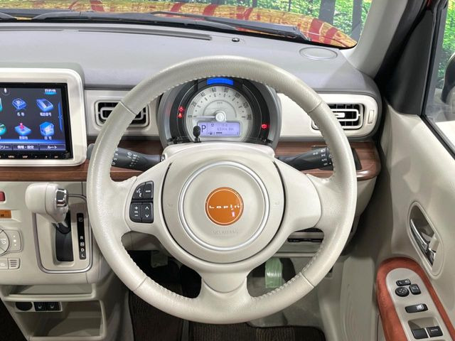 �C���e���A�ɍ��킹���f�U�C���̃X�e�A�����O�́A�^�]�������̂��Ƃ��l���A�^�]���₷���`��A�傫���ł��B�����x�A���ۂɐG���Ă��m���߂��������B