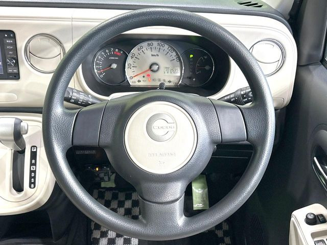 �C���e���A�ɍ��킹���f�U�C���̃X�e�A�����O�́A�^�]�������̂��Ƃ��l���A�^�]���₷���`��A�傫���ł��B�����x�A���ۂɐG���Ă��m���߂��������B