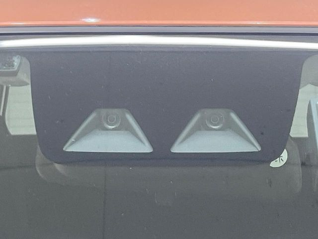 走行中に前方の車両等を認識し、衝突しそうな時は警報とブレーキで衝突回避と被害軽減をアシスト。より安全にドライブをお楽しみいただけます。