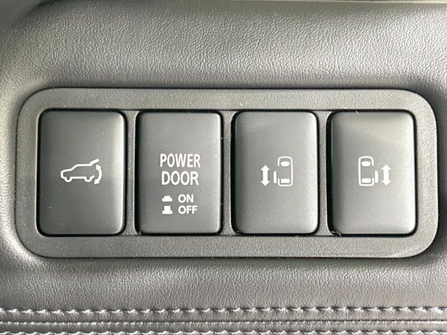 【両側パワースライドドア】スマートキーや運転席のスイッチで後席両側スライドドアの開閉が可能♪電動だから力を入れてドアを開ける必要が無く、小さなお子様でも簡単に開け閉めでき快適です♪