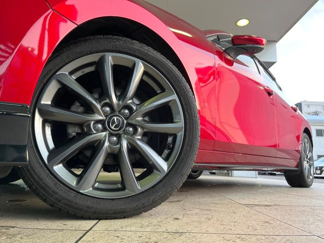�y����18�C���`�A���~�z�C�[���z�O�ςɃ}�b�`���������A���~�z�C�[���𑕒����Ă���܂��B�e��ЊO�A���~�z�C�[����A�X�^�b�h���X�^�C�����戵�����Ă���܂��B���񂲑��k����������