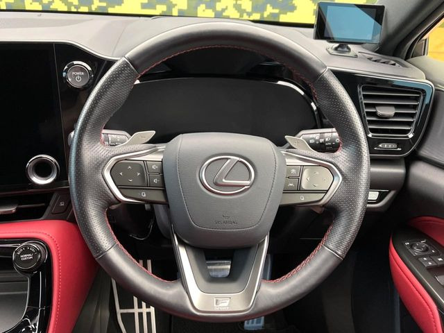 �C���e���A�ɍ��킹���f�U�C���̃X�e�A�����O�́A�^�]�������̂��Ƃ��l���A�^�]���₷���`��A�傫���ł��B�����x�A���ۂɐG���Ă��m���߂��������B
