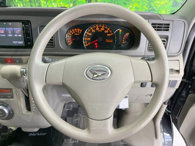 �C���e���A�ɍ��킹���f�U�C���̃X�e�A�����O�́A�^�]�������̂��Ƃ��l���A�^�]���₷���`��A�傫���ł��B�����x�A���ۂɐG���Ă��m���߂��������B