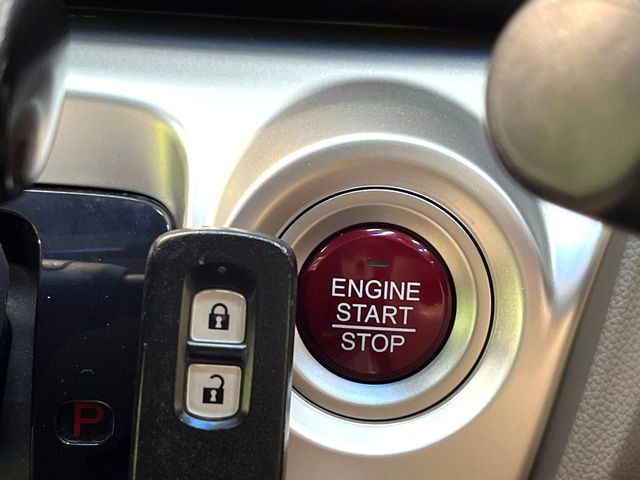 �yHonda�X�}�[�g�L�[�z�J�o����|�P�b�g�ɓ��ꂽ�܂܂ł��h�A�̎{���E�������\�ȃX�}�[�g�L�[�𑕔��B�G���W���̃I���E�I�t�����J�M�����o���K�v����������Ƃ��Ă��֗��ł���