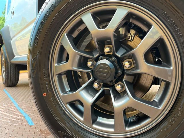 �y����15�C���`�A���~�z�C�[���z�O�ςɃ}�b�`���������A���~�z�C�[���𑕒����Ă���܂��B�e��ЊO�A���~�z�C�[����A�X�^�b�h���X�^�C�����戵�����Ă���܂��B���񂲑��k����������