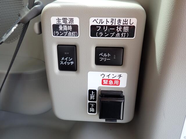 車いすリフトの操作ボタンになります。