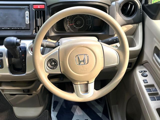 �C���e���A�ɍ��킹���f�U�C���̃X�e�A�����O�́A�^�]�������̂��Ƃ��l���A�^�]���₷���`��A�傫���ł��B�����x�A���ۂɐG���Ă��m���߂��������B