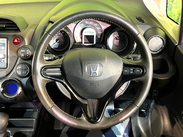 �C���e���A�ɍ��킹���f�U�C���̃X�e�A�����O�́A�^�]�������̂��Ƃ��l���A�^�]���₷���`��A�傫���ł��B�����x�A���ۂɐG���Ă��m���߂��������B