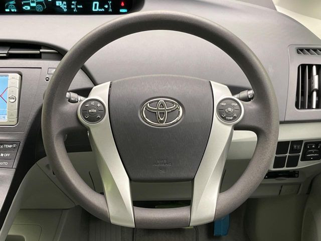 �C���e���A�ɍ��킹���f�U�C���̃X�e�A�����O�́A�^�]�������̂��Ƃ��l���A�^�]���₷���`��A�傫���ł��B�����x�A���ۂɐG���Ă��m���߂��������B