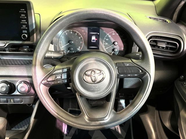 �C���e���A�ɍ��킹���f�U�C���̃X�e�A�����O�́A�^�]�������̂��Ƃ��l���A�^�]���₷���`��A�傫���ł��B�����x�A���ۂɐG���Ă��m���߂��������B